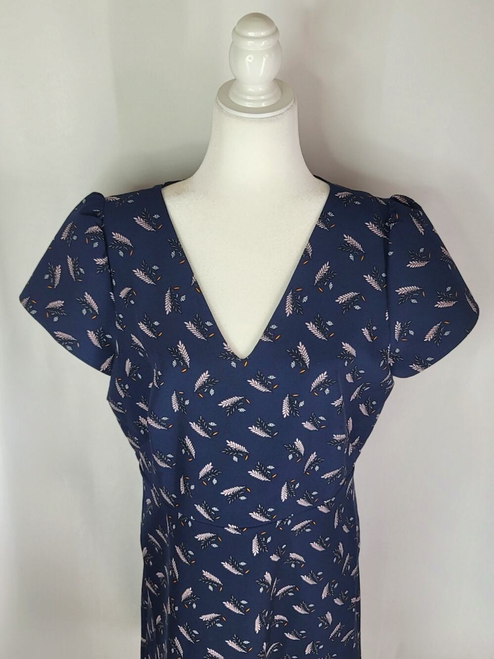 Ann Taylor LOFT Navy Blue with Feather/Leaf Pattern V-Neck Dress Size 12